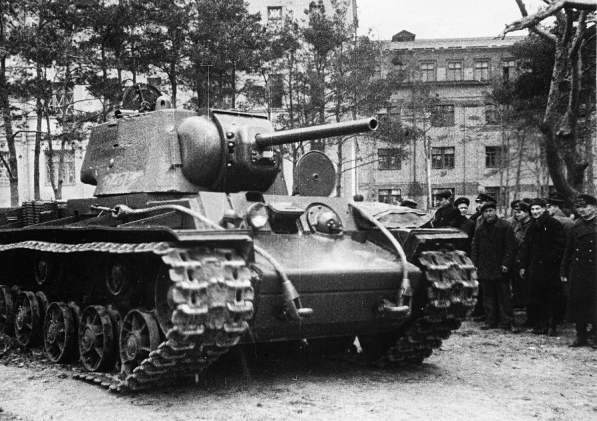 Тенк КВ-1 (Климент Ворошилов), група цивили и црвеноармејци го набљудуваат тенкот КВ-1 кој тукушто излегол од фабриката и се подготвува да замине на фронт. СССР, Втора светска војна.