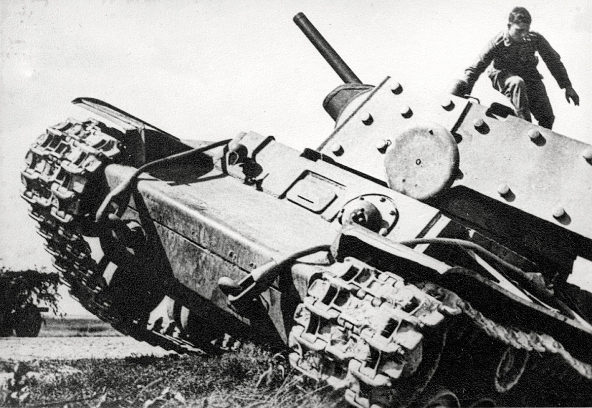 Тешкиот советски тенк КВ-1 (1940) заземен од Германците.