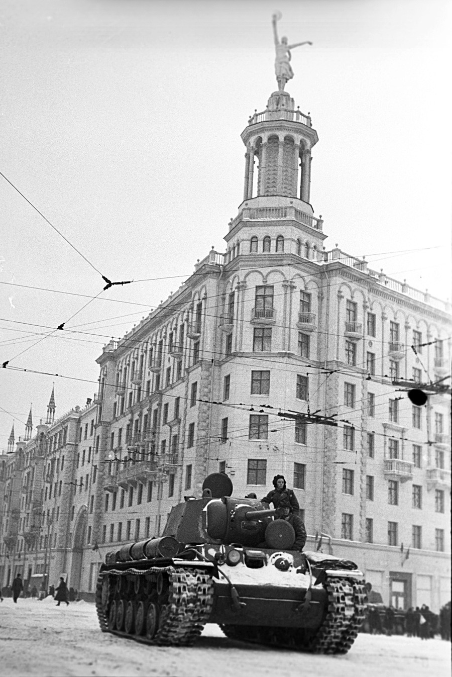 Тенк КВ-1 на улицата Горки во Москва.