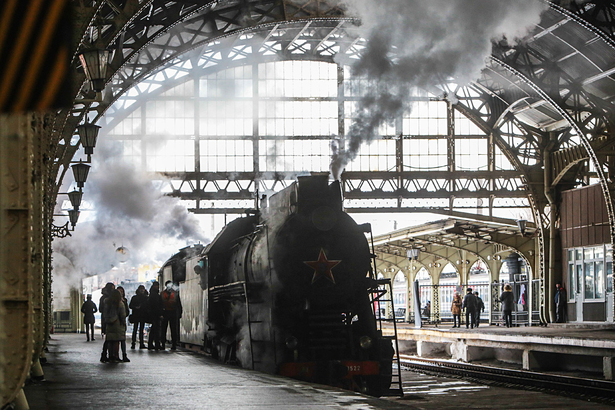Trem a vapor na estação Detskoselskaya
