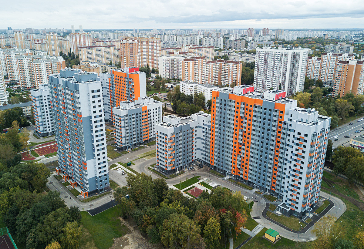 Вишеспратне стамбене зграде на Бескудњиковском булевару у Москви намењене учесницима програма селидбе.