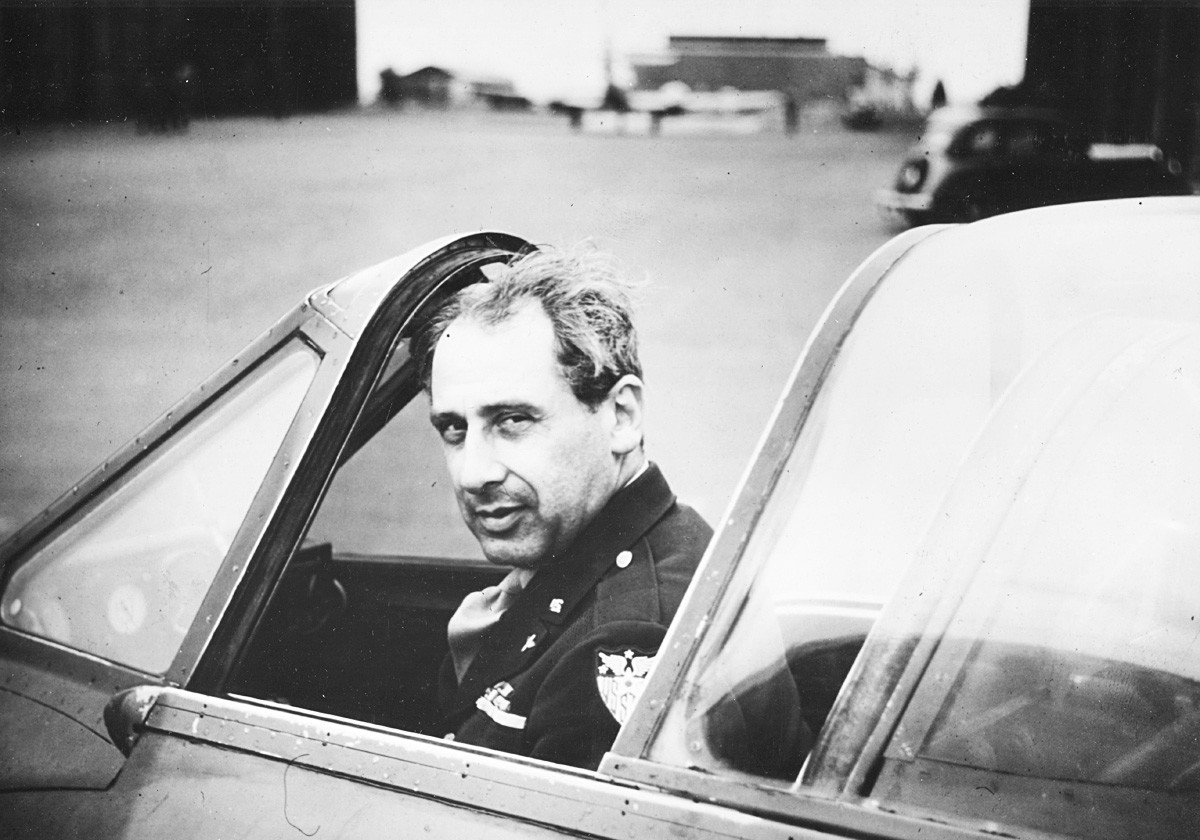 Portrait de Seversky qui est assis dans le cockpit du chasseur à réaction britannique de Havilland Vampire.
