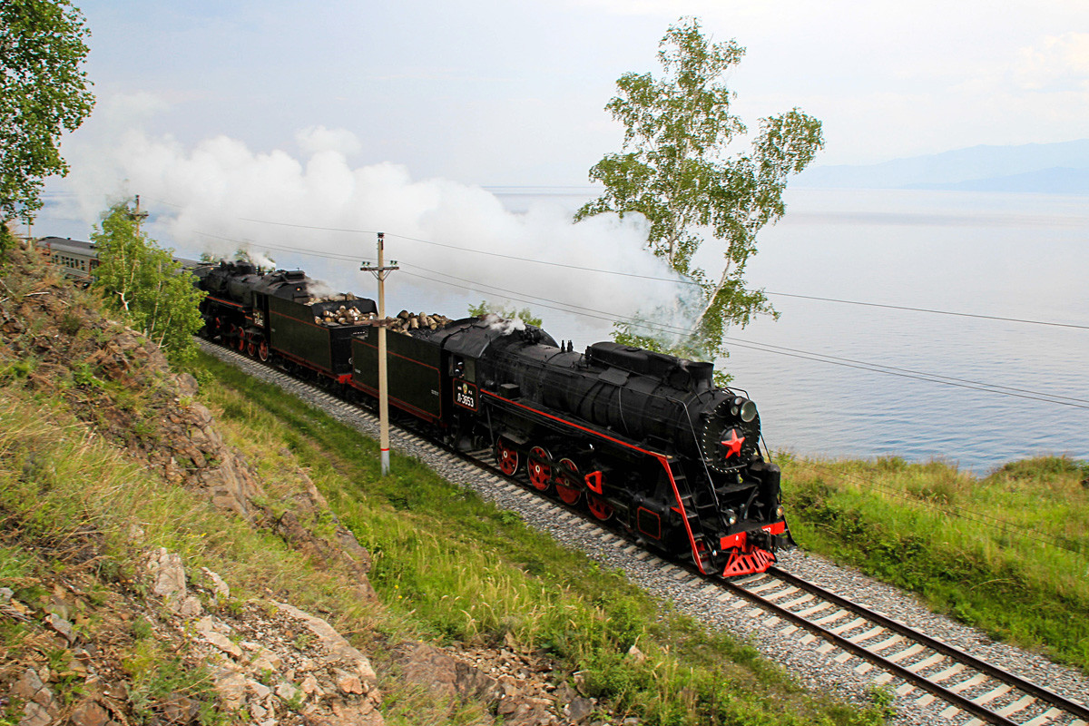 Kereta uap yang melintasi Jalur Lingkar Baikal, bagian dari Jalur Kereta Siberia TImur, di sepanjang tepi Danau Baikal.