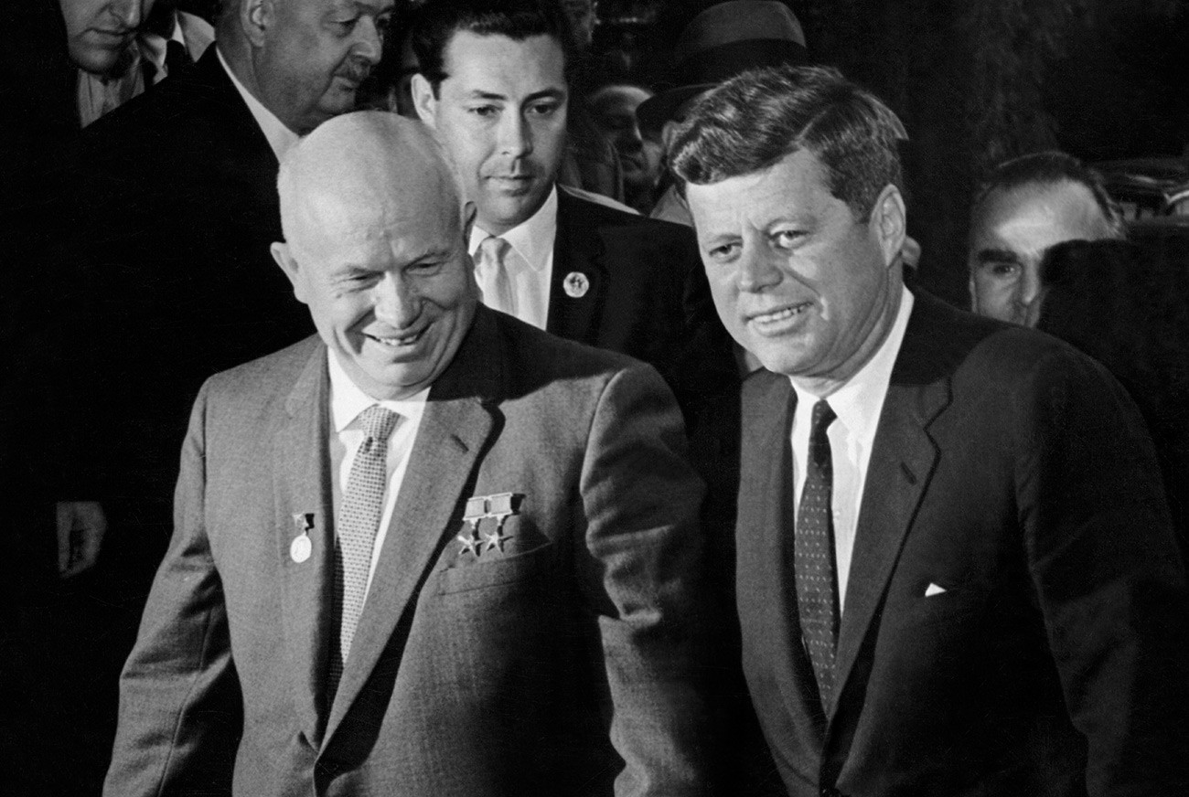 Presiden John F. Kennedy dan Nikita Khrushchev saat menghadiri pertemuan di Wina, Austria, 4 Juni 1961.