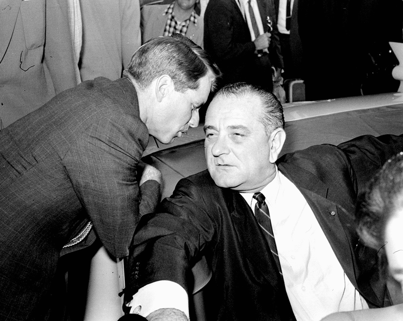 Lyndon B. Johnson (kanan) dan Robert Kennedy.