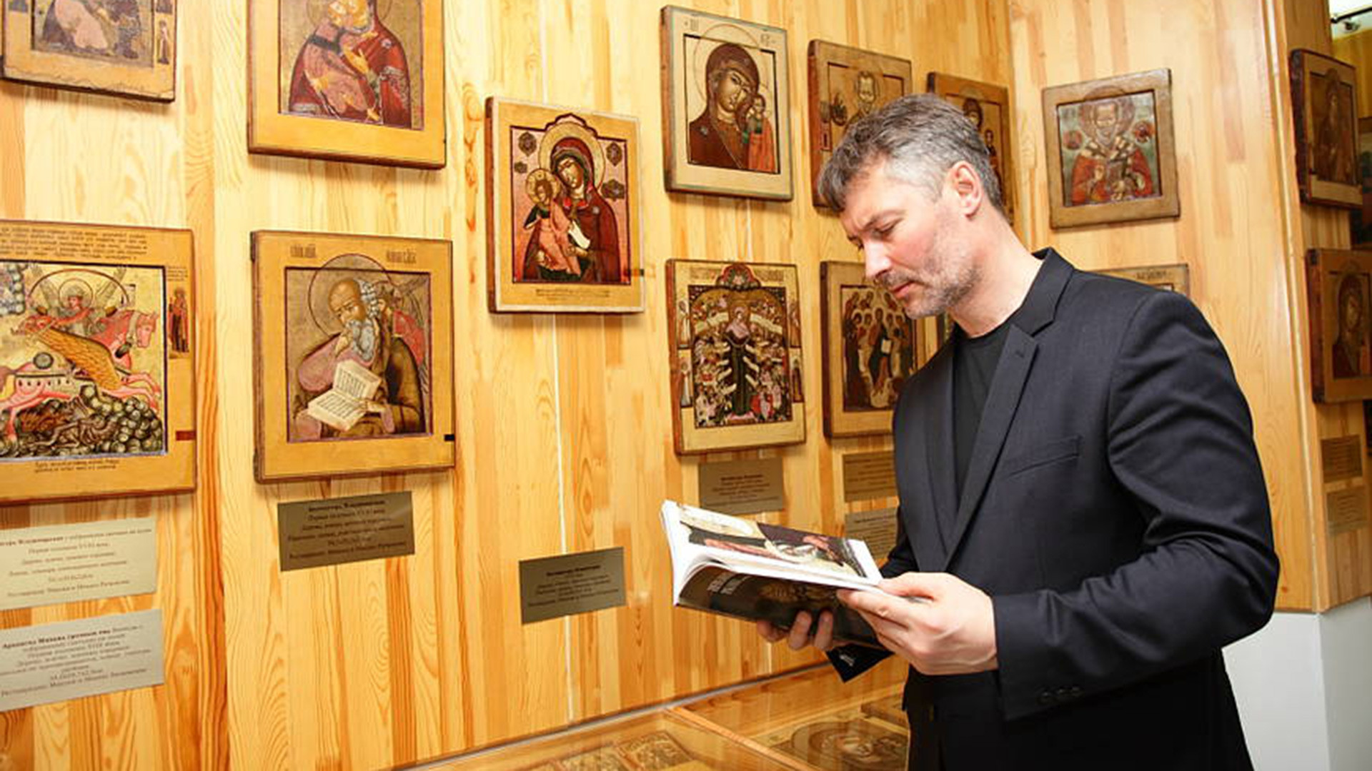 Evgeny Roizman in his Museum (Yekaterinburg). Near the earliest Nevyansk icons. Icon of 