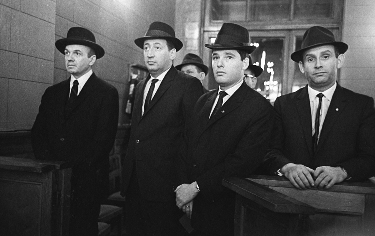 Des employés de l'ambassade israélienne dans la synagogue chorale de Moscou, 1964