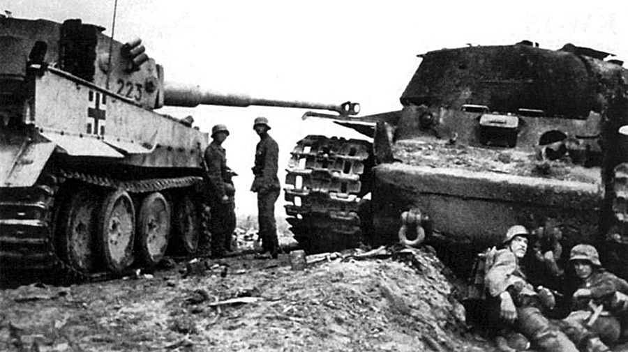 Un Tigre près d'un KV-1S abattu 