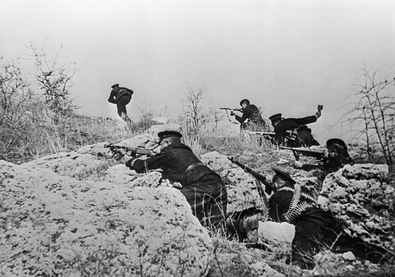 Défense de Sébastopol et bataille de Crimée (septembre 1941 - juin 1942), des soldats de l'infanterie navale attaquent les positions allemandes.