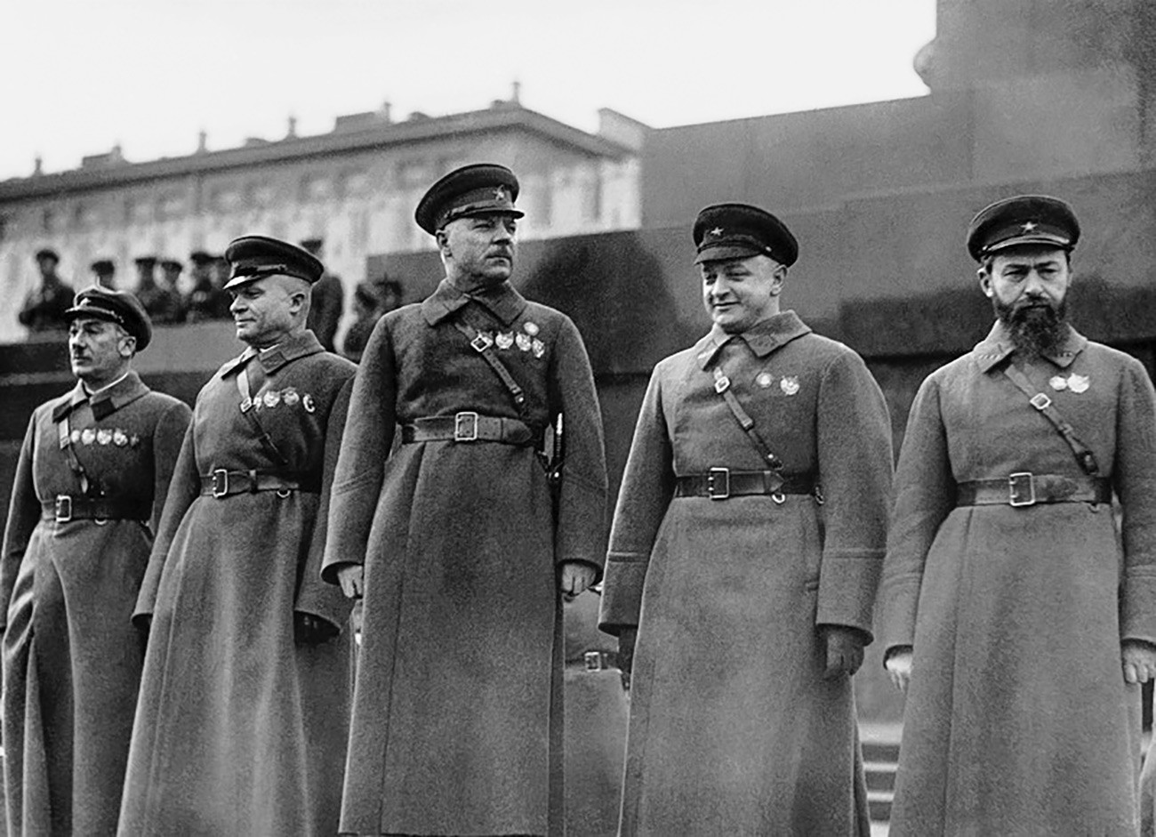 L-R: Genrich Jagoda, Alexander Jegorow, Kliment Woroschilow, Michail Tuchatschewski und Jan Gamarnik auf dem Roten Platz