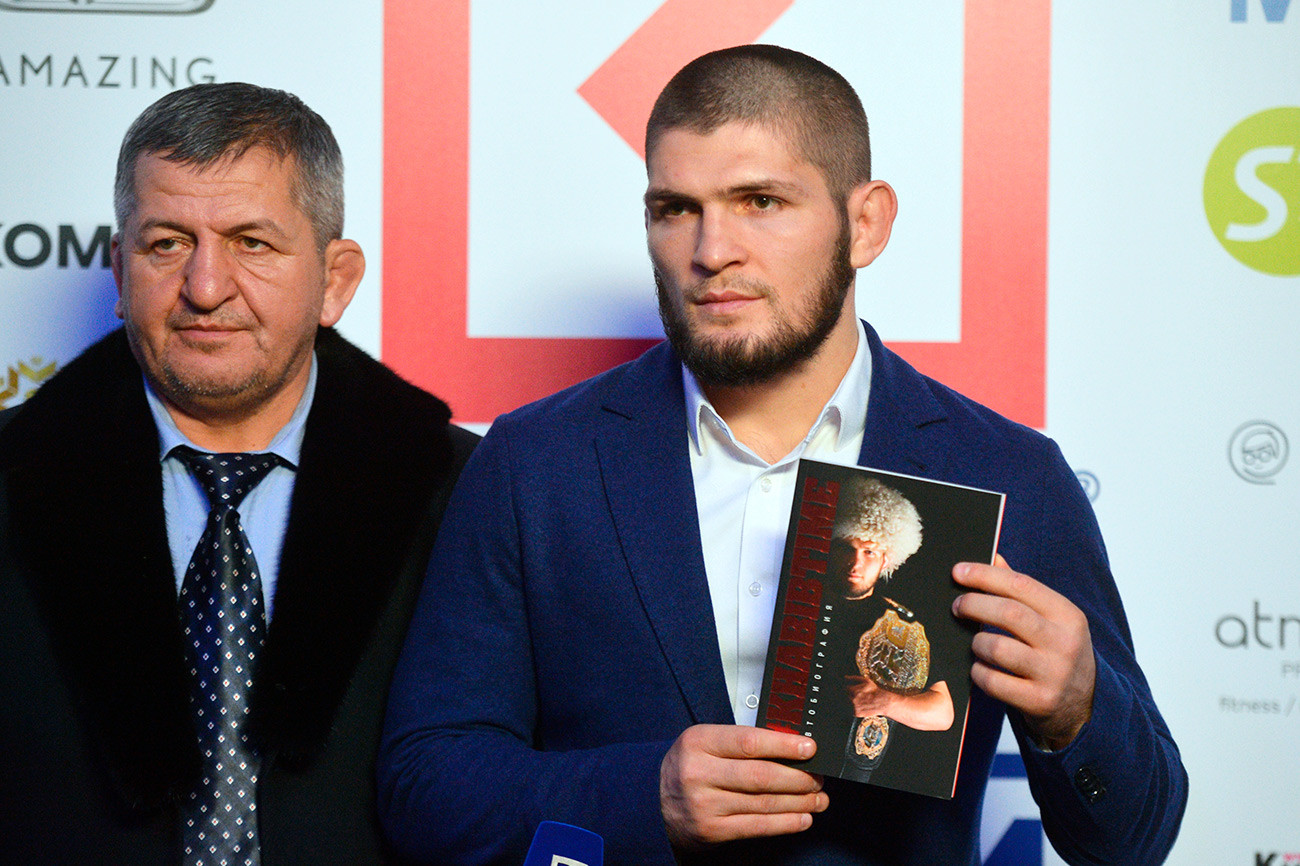 Шампион UFC у лакој категорији Хабиб Нурмагомедов (десно) на презентацији своје аутобиографске књиге „Khabib Time“.