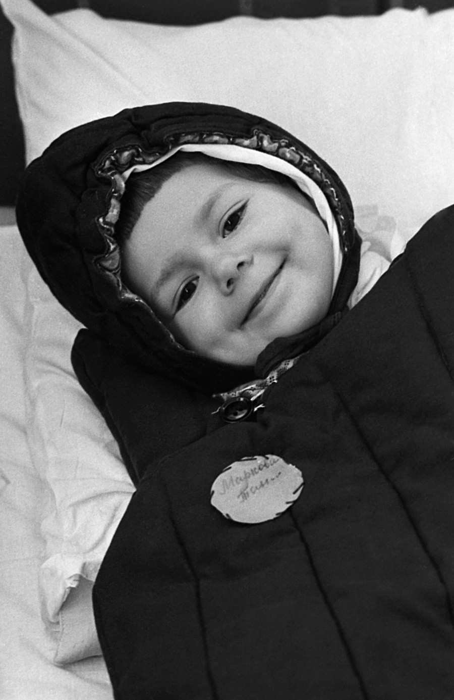 Seorang gadis kecil dalam kantong tidur di sebuah TK di Cherepovets, 1973.