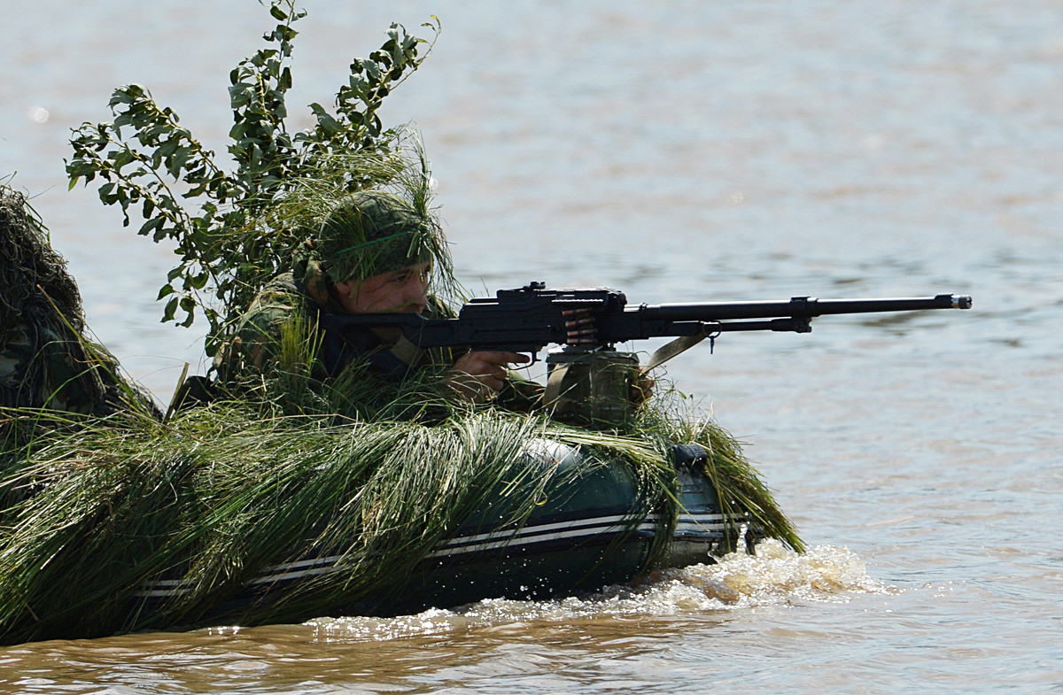 Разузнавач минува река на тренинг за совладување на водни препреки, 5 комбинирана армија на Сергеевскиот полигон во Приморскиот крај.