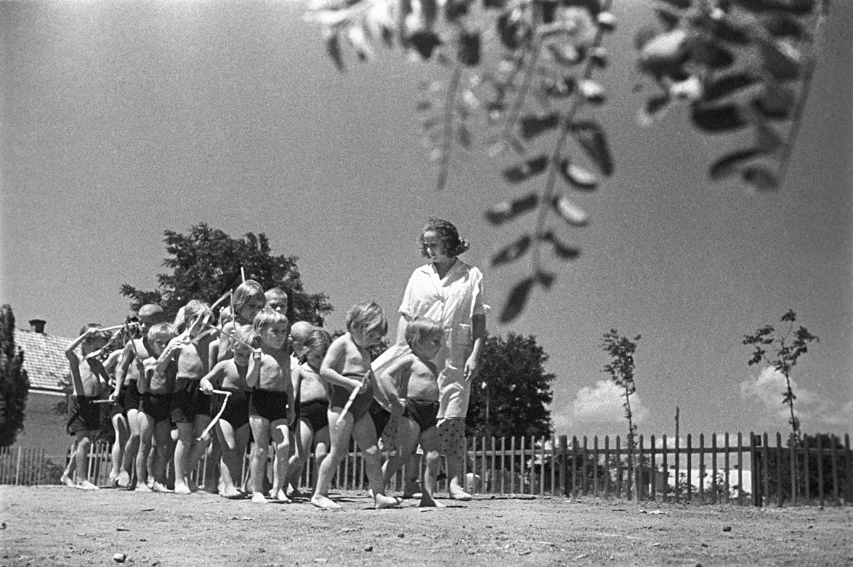 Otroci iz vrtca v mestu Feodosija v Krimu na poletnem sprehodu. 1939