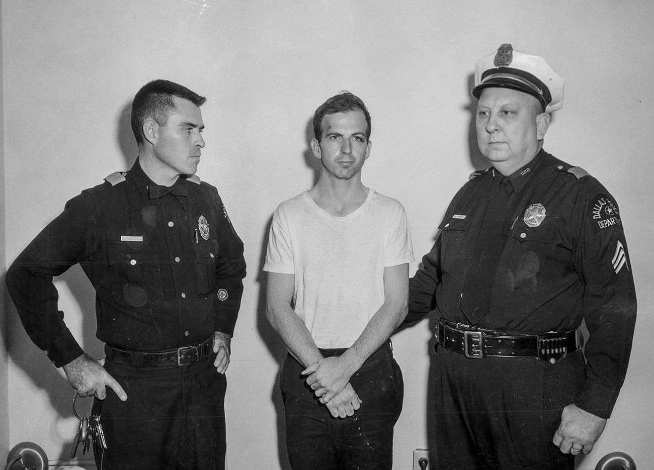 Архивска фотографија на полициската управа на Далас, обвинетиот Освалд со полицајци од Далас.