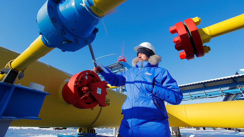 Radnik provjerava plinski ventil na kompresorskoj stanici "Atamanska" na Gazpromovom plinovodu "Snaga Sibira" blizu grada Svobodni na ruskom Dalekom istoku, u Amurskoj oblasti. Rusija, studeni, 2019.