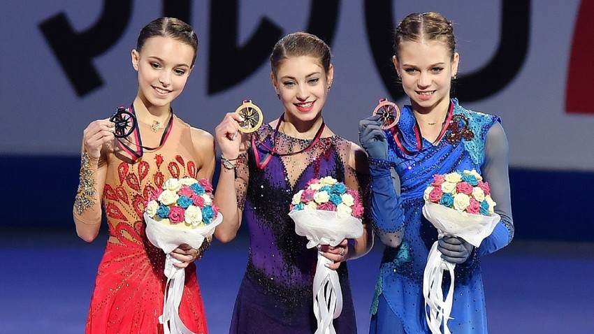 Medalhistas de ouro Aliona Kostornaia, de prata Anna Scherbakova, e de bronze Aleksandra Trusova