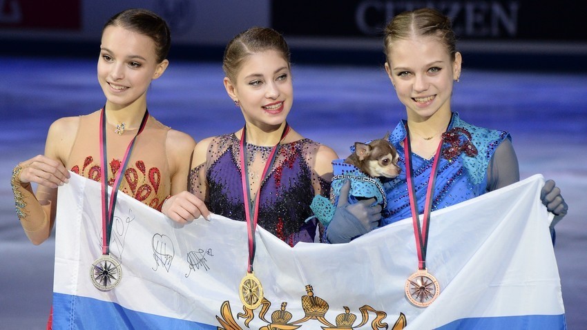 De la izq a la drcha: patinadoras rusas, Anna Shcherbakova, Aliona Kostórnaia et Alexándra Trúsova.