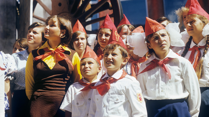 Para Pionir Muda, senang dengan kehidupan Soviet mereka, seperti biasanya (setidaknya di foto).