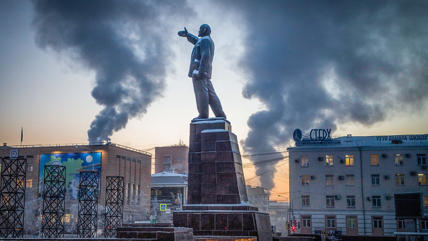 Снимка, направена на 29 ноември 2018 г., показва паметник н  Владимир Ленин на главния площад на източния сибирски град Якутск, като температурата на въздуха е около минус 39 градуса по Целзий