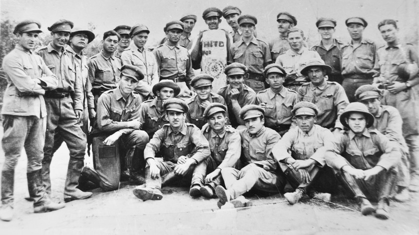Skupina paragvajskih vojakov na novem mejnem kamnu po koncu vojne za Chaco.