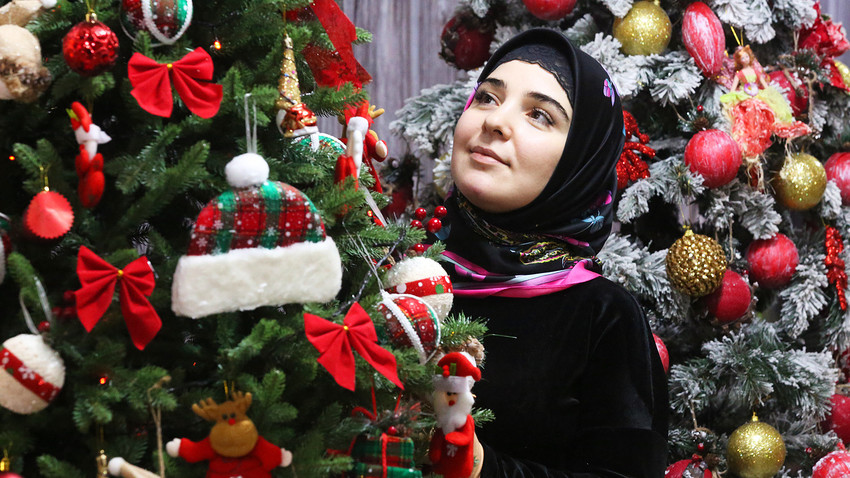 Seorang perempuan Muslim berbelanja ornamen Tahun Baru di Grozny, Checnya, Rusia.