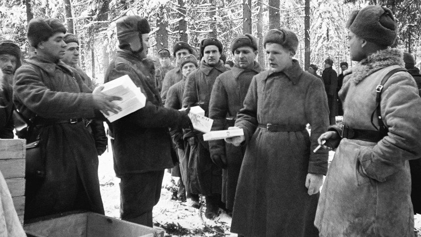 Delavci iz Kazahstana so prineslo novoletna darila 8. gardski strelski diviziji. Vzhodna fronta 1.1.1941

