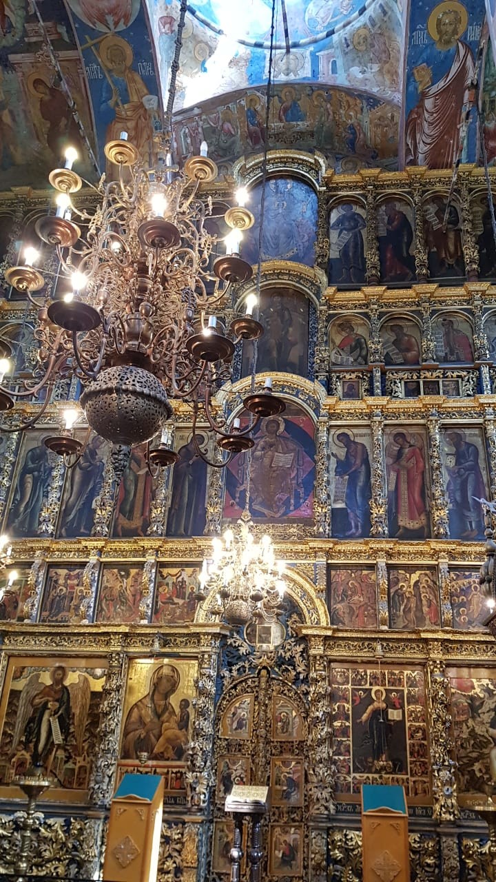 Ikon-ikon katedral di Yaroslavl.