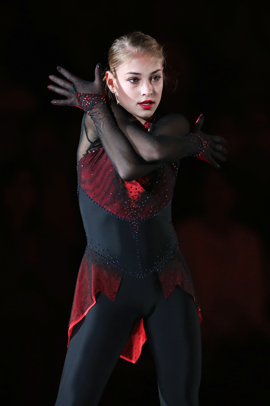 Alena Kostornaja nastopa na Dream On Ice 2019 v drsalni dvorani Shinyokohama v mestu Kanagawa na Japonskem, 28. junija 2019