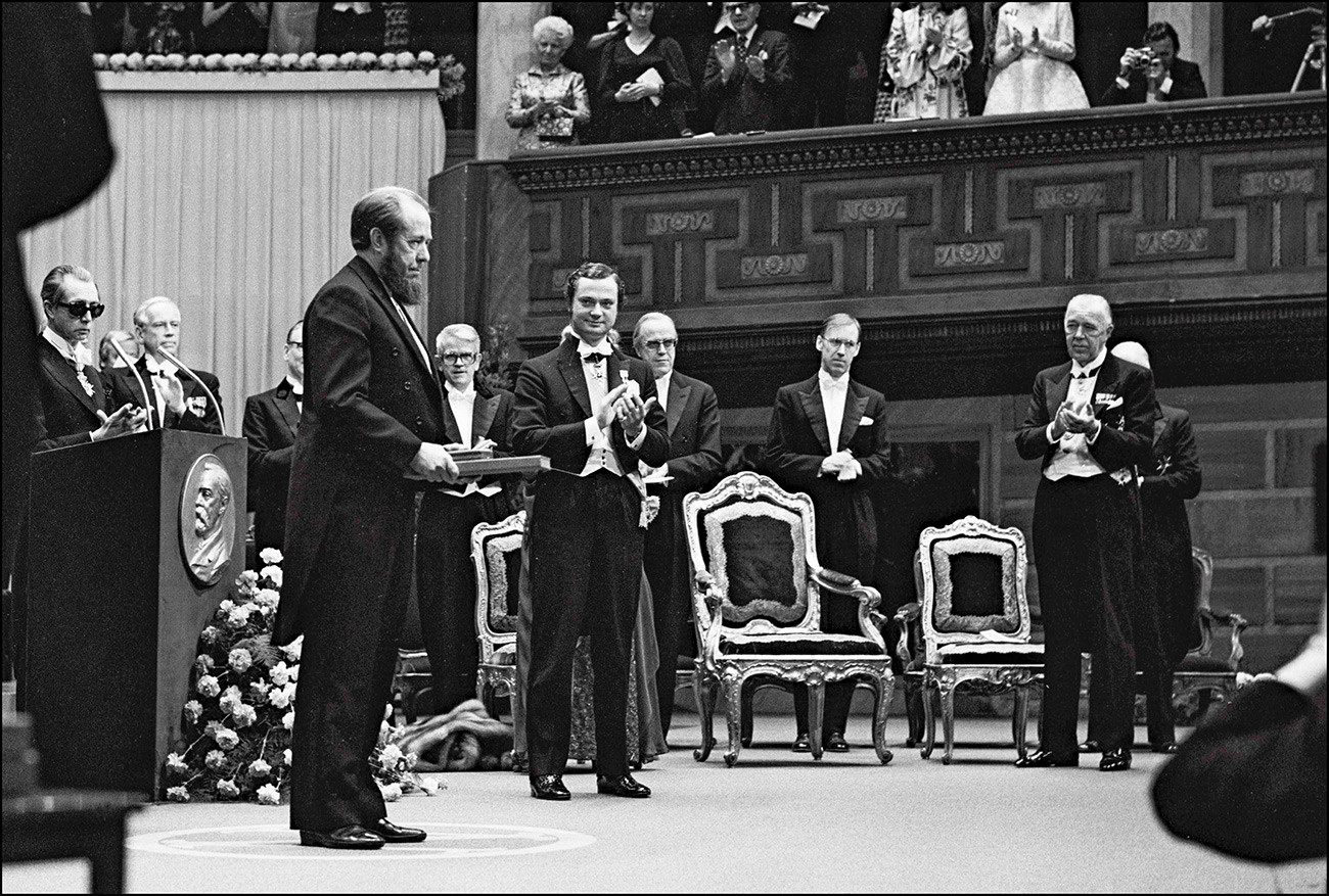 Aleksandar Solženjicin u gostima na banketu kod švedskog kralja Karla Gustava, priređenom u čast dobitnika Nobelove nagrade. Stockholm, Švedska, 10. prosinca 1974.
