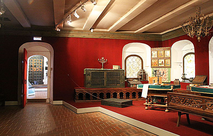 Notranjost pisarne iz 17. stoletja z omaro za shranjevanje dokumentov