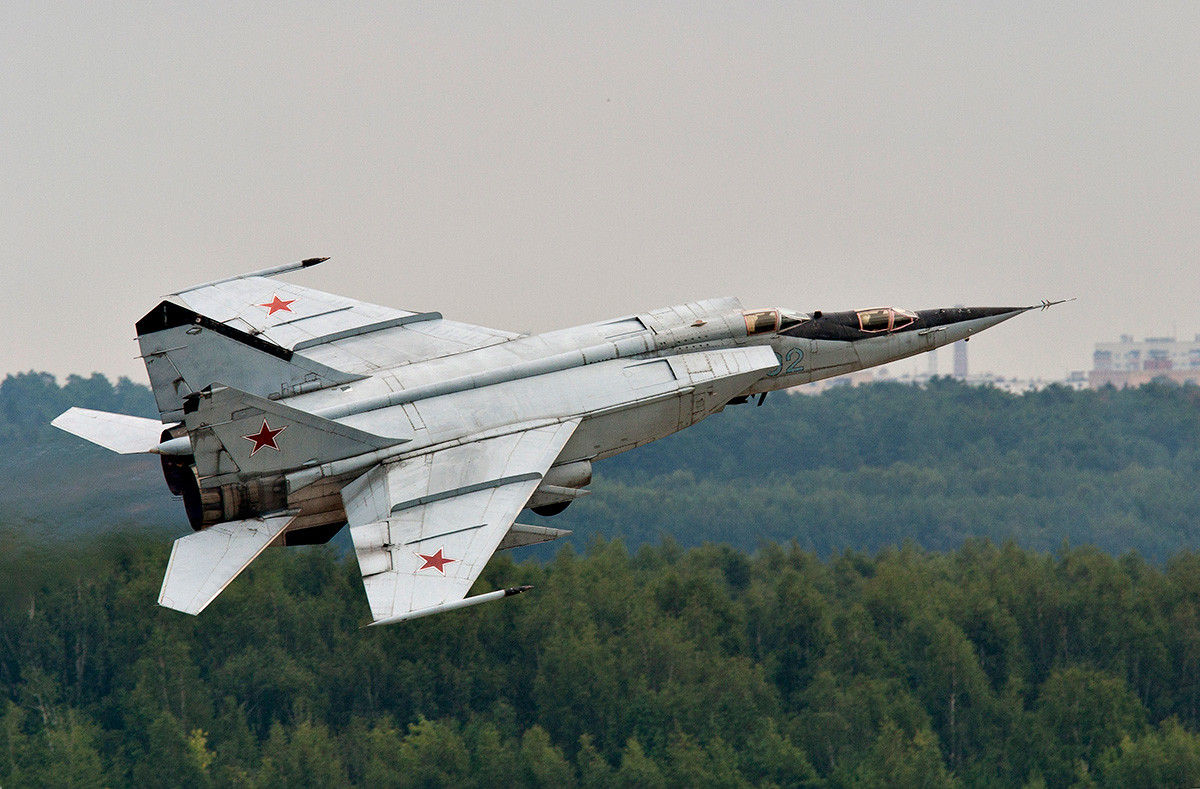 Надзвучни пресретач и осматрачки авион руског ратног ваздухопловства МиГ-25 у ваздуху.
