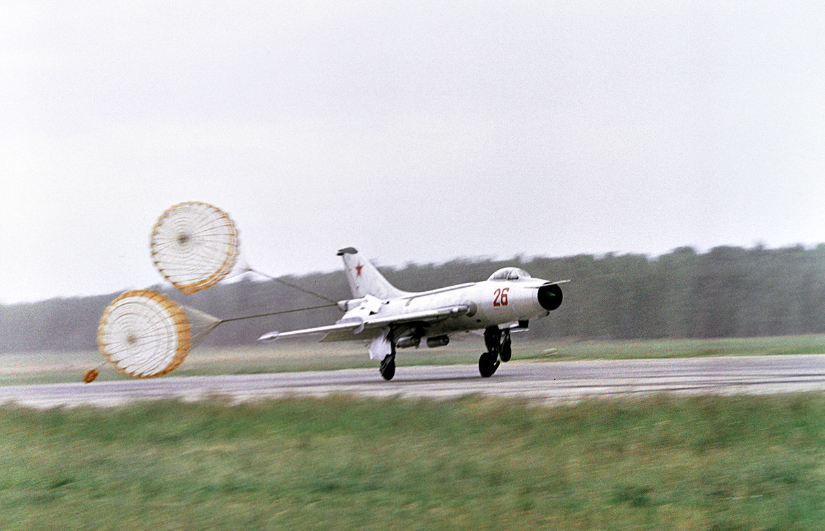 Надзвучниот ловец МиГ-21 слетува на аеродромот Домодедово.