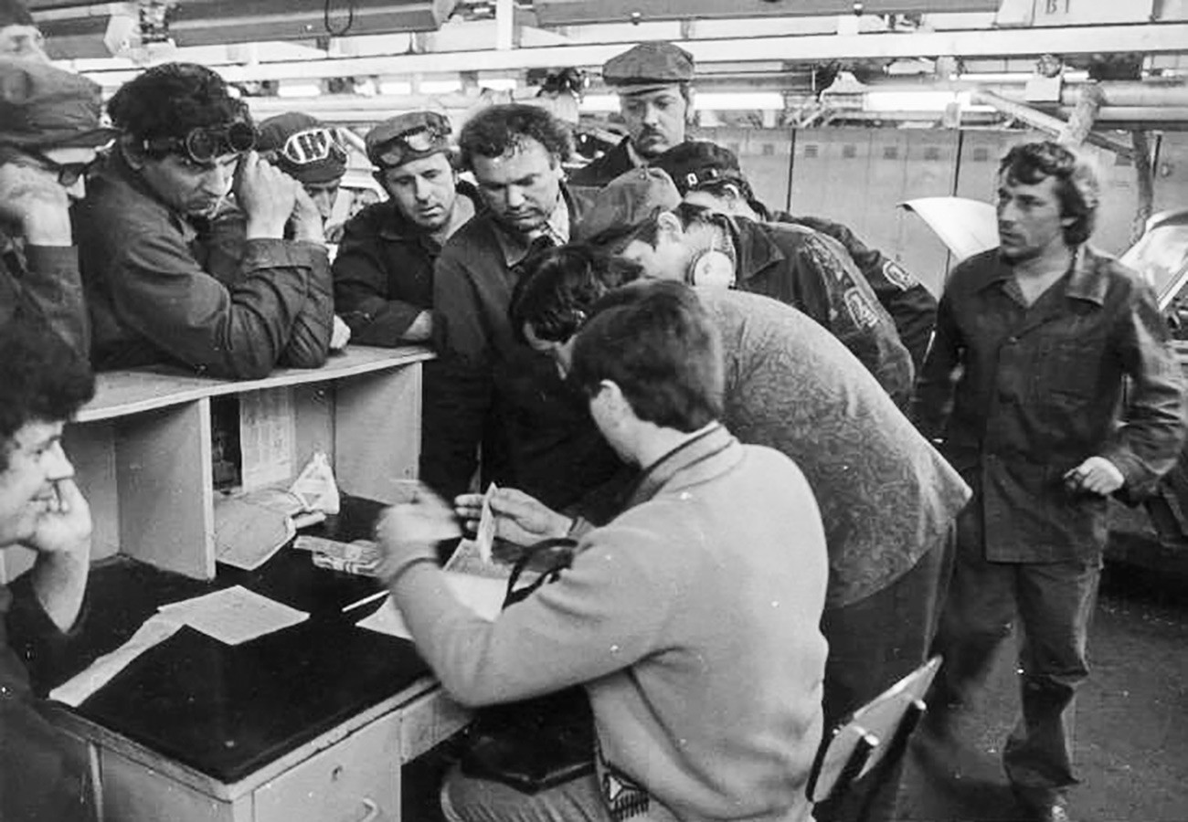 Soviet employees (quite irritated) on their payday.