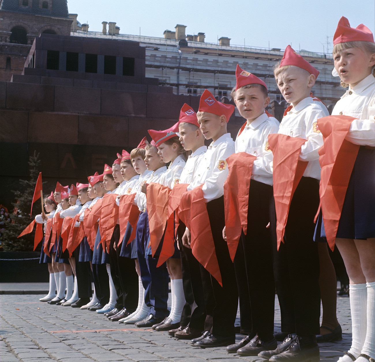 Anak-anak anggota Pionir Muda di Lapangan Merah.