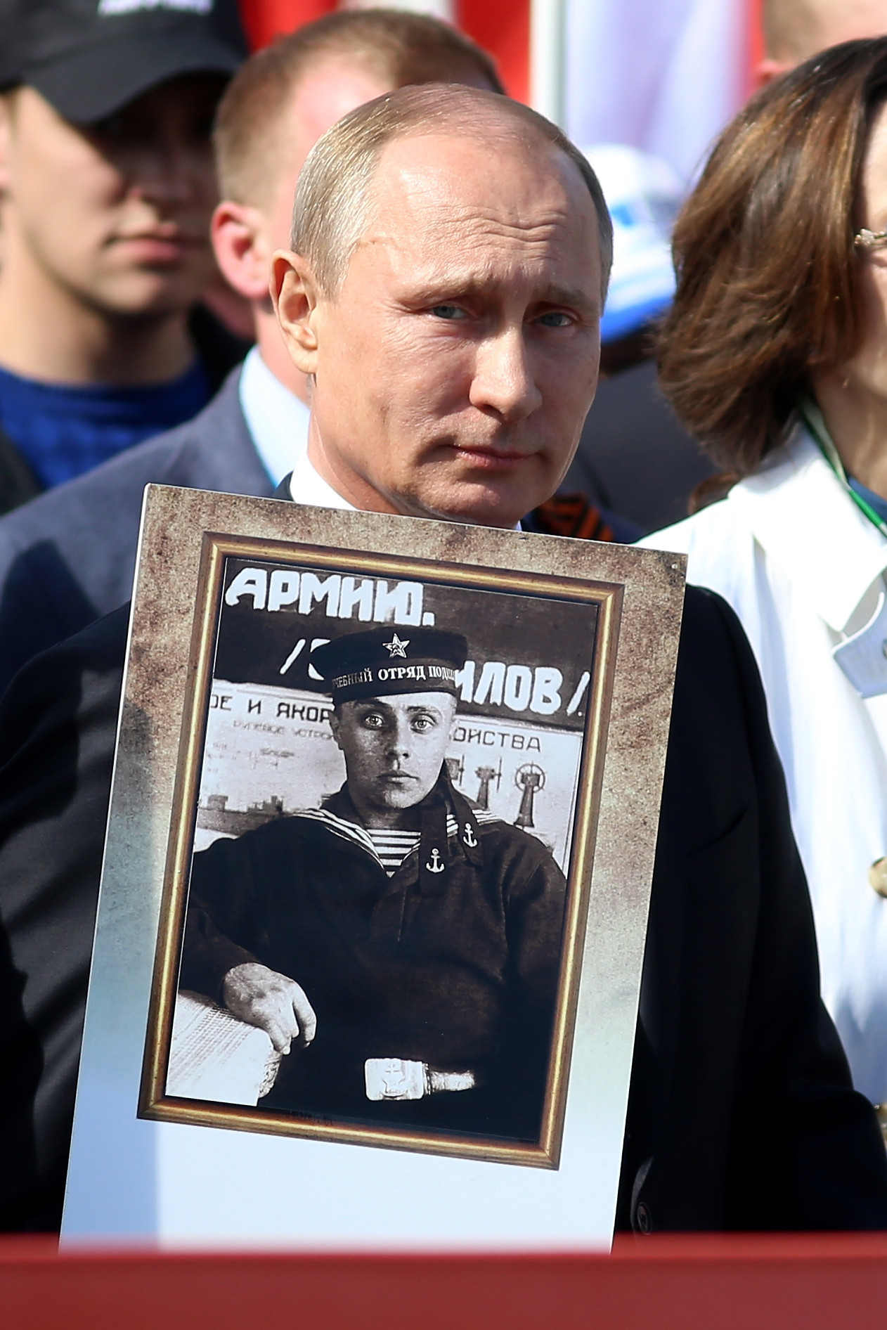Владимир Путин носи фотографија од својот татко во „Бесмртниот полк“ во Москва

