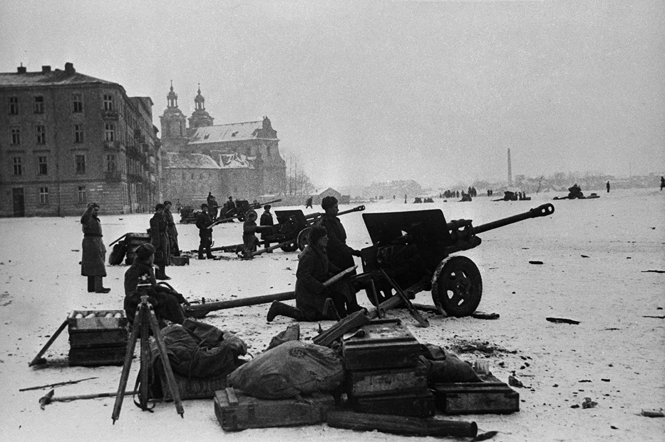 Des troupes soviétiques mènent un combat pour Cracovie 