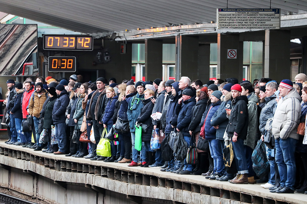 Путници на станици Вихино, на Таганско-краснопресњенској линији Московског метроа.