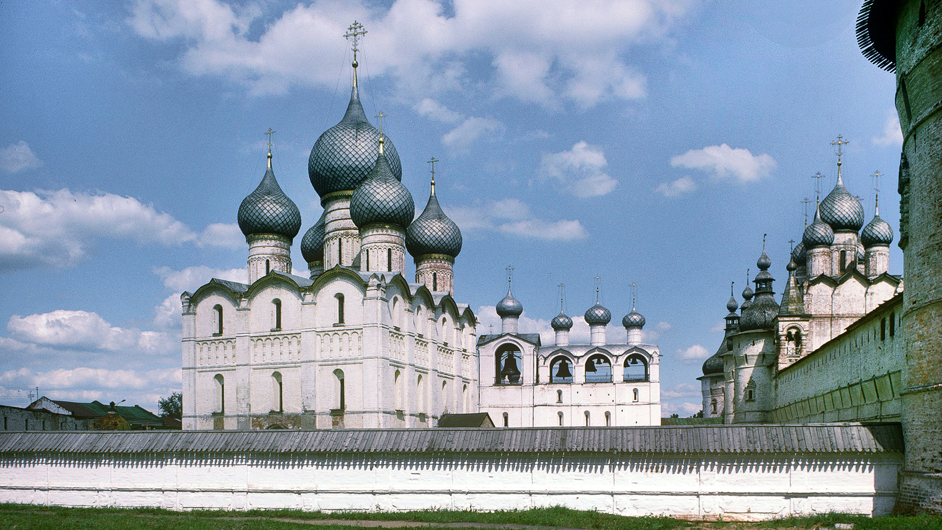 Rostov Velikij. Complesso della cattedrale, vista sud-ovest. Da sinistra: Cattedrale della Dormizione, campanile, parete nord del Cremlino, Chiesa della Resurrezione sopra la Porta Nord. 28 giugno 1995