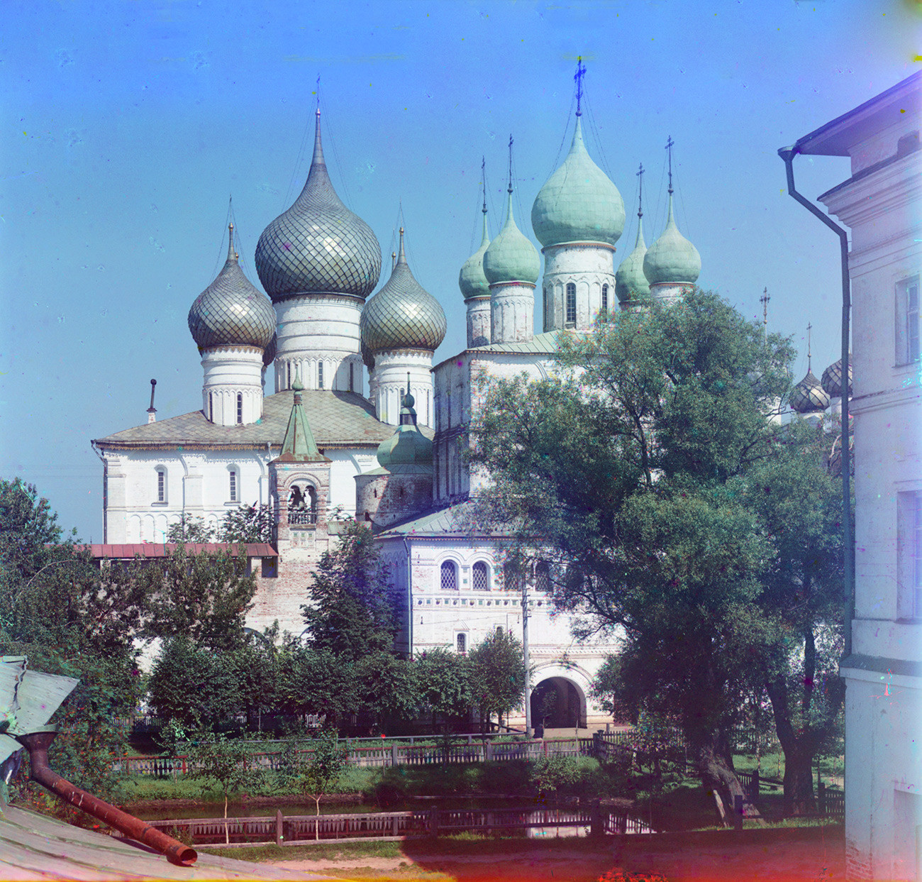 Cattedrale della Dormizione (a sinistra), parete nord del Cremlino e Chiesa della Resurrezione sopra la Porta Nord. Facciata sud, vista dalla residenza del metropolita. Estate 1911
