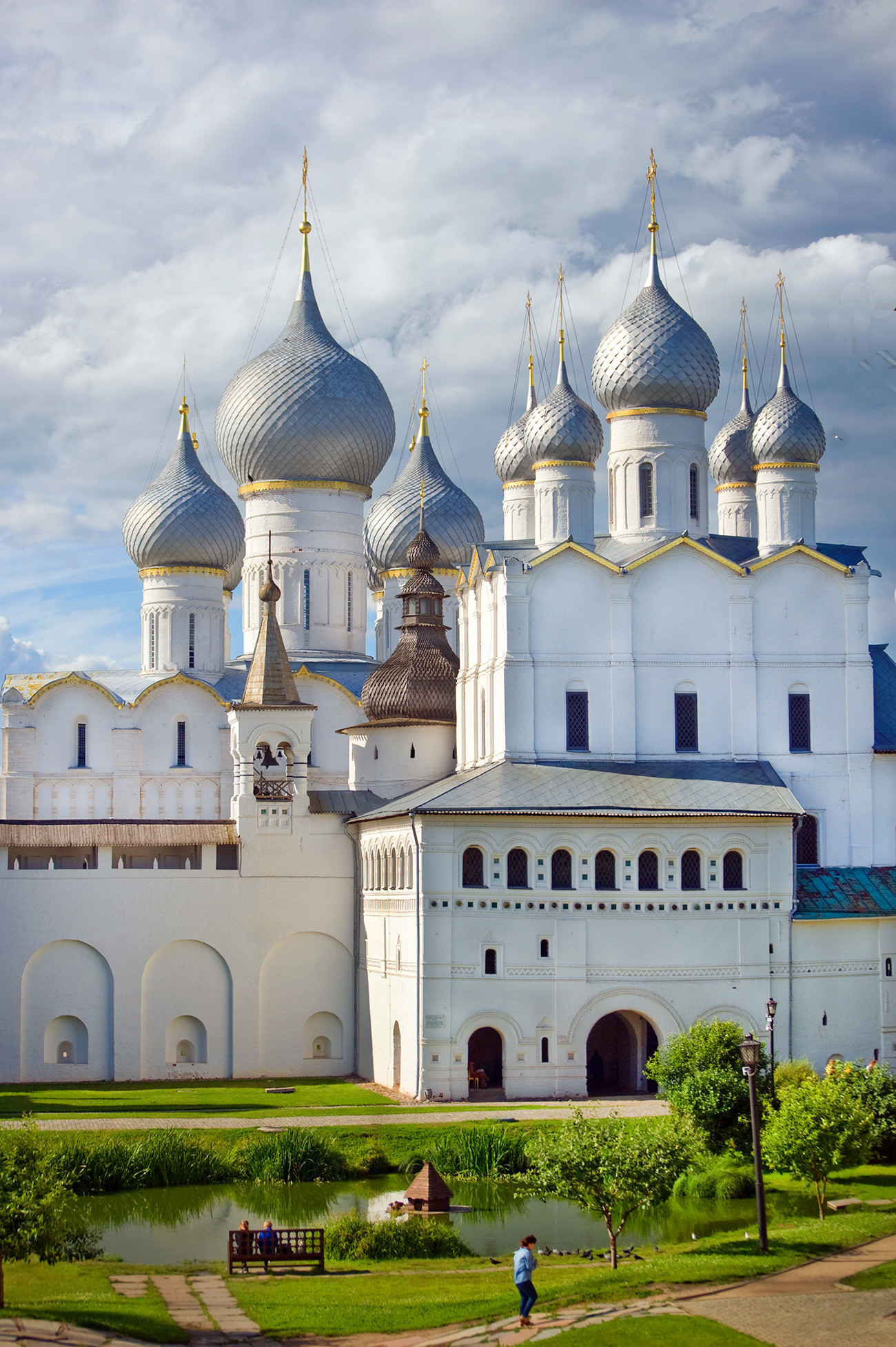 Cattedrale della Dormizione (a sinistra), parete nord del Cremlino e Chiesa della Resurrezione sopra la Porta Nord. Facciata sud, vista dalla residenza del metropolita. 5 luglio 2019
