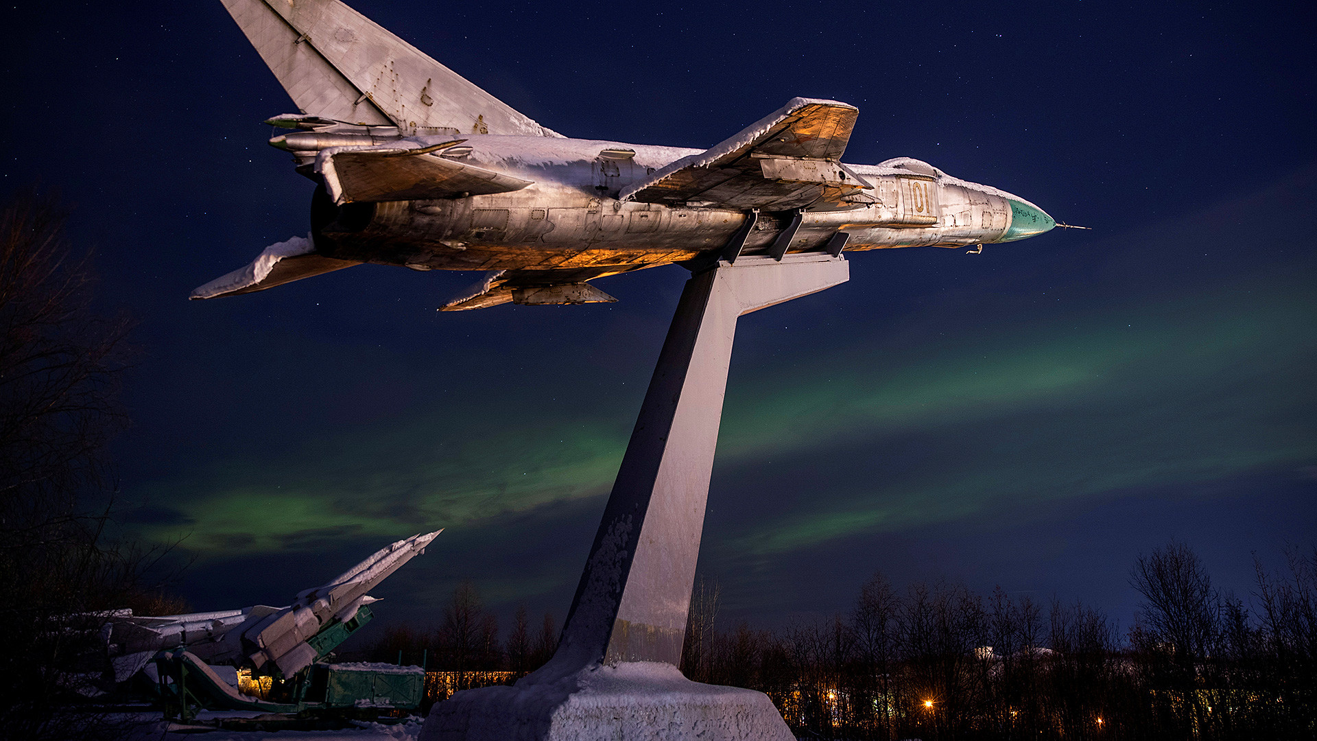 Cahaya utara di atas tugu peringatan Prajurit Korps Pertahanan Udara Pertama Abram Mys di luar Murmansk pada akhir Oktober 2019.