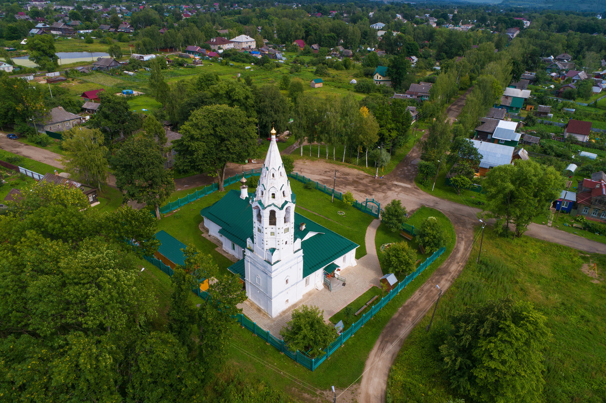 Kirche der Fürsprache der Heiligen Jungfrau in Tutajewo, Oblast Jaroslawl
