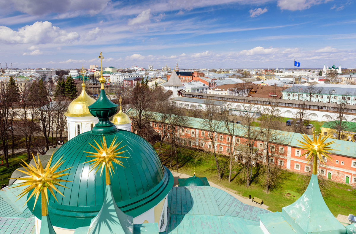 Blick vom Glockenturm der Mariä-Entschlafens-Kathedrale in Jaroslawl