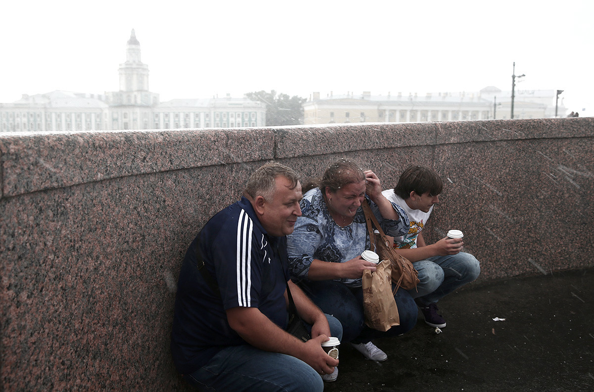 Sankt-Peterburg. Ljudi se kriju od kiše.


