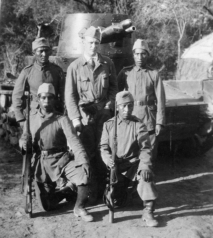Bolivijski vojnici ispred njihovih tenkova. Uz četiri bolivijska člana posade, nalazi se i jedan Nijemac