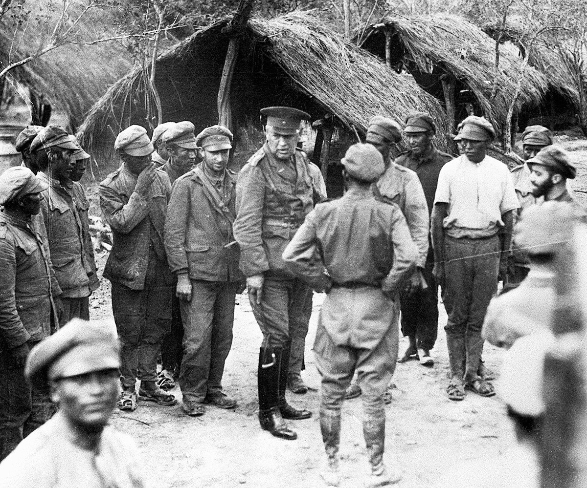 General Kundt provjerava bolivijske vojnike tokom Chaco rata