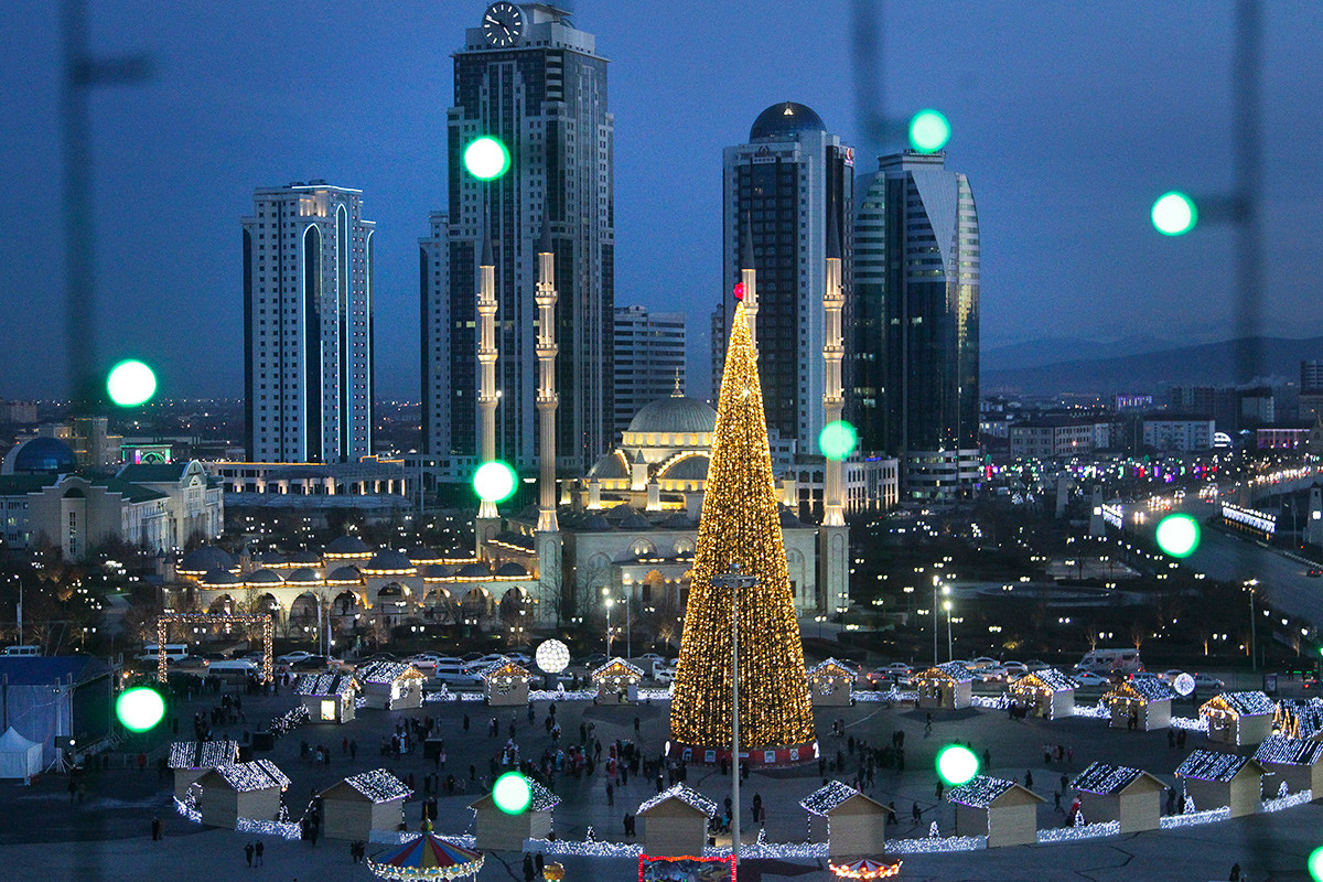 Sebuah pohon Tahun Baru berdiri di sebelah Masjid Akhmad Kadyrovpusat di kota Grozny, ibu kota Chechnya.