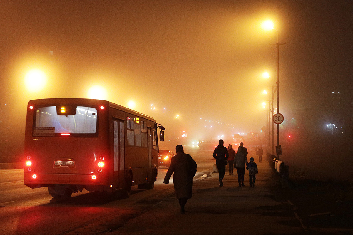 La gente paseando por la calle de Vorkutá.