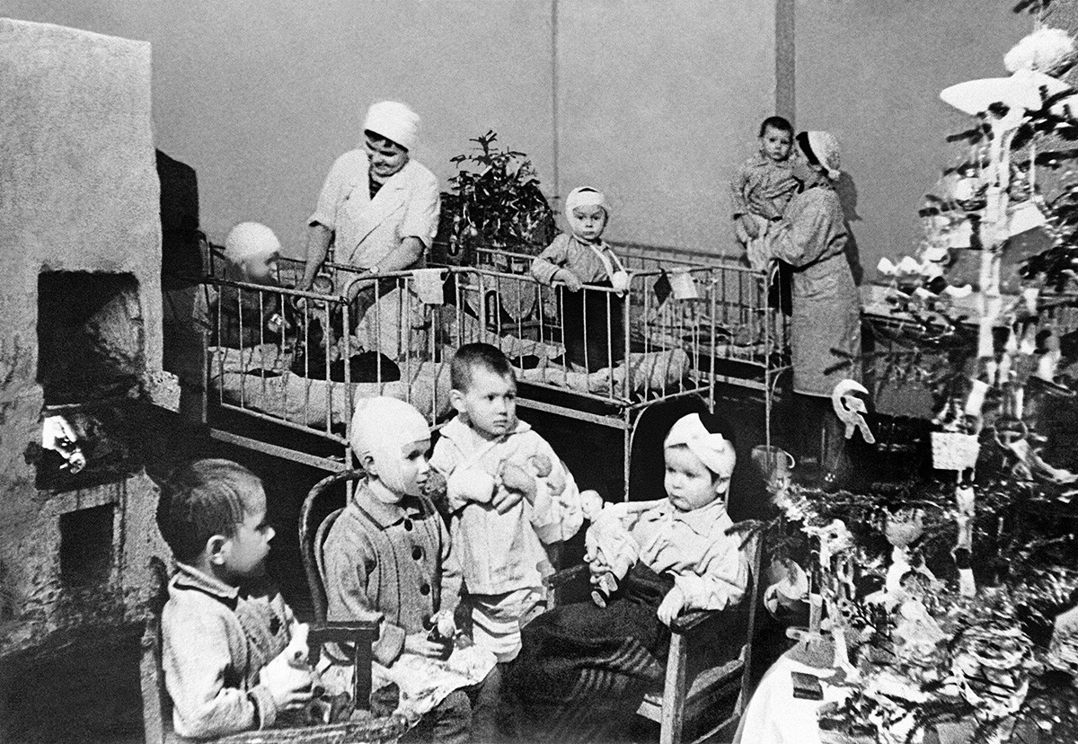Novoletna proslava v leningrajski otroški bolnišnici, 1.1.1942